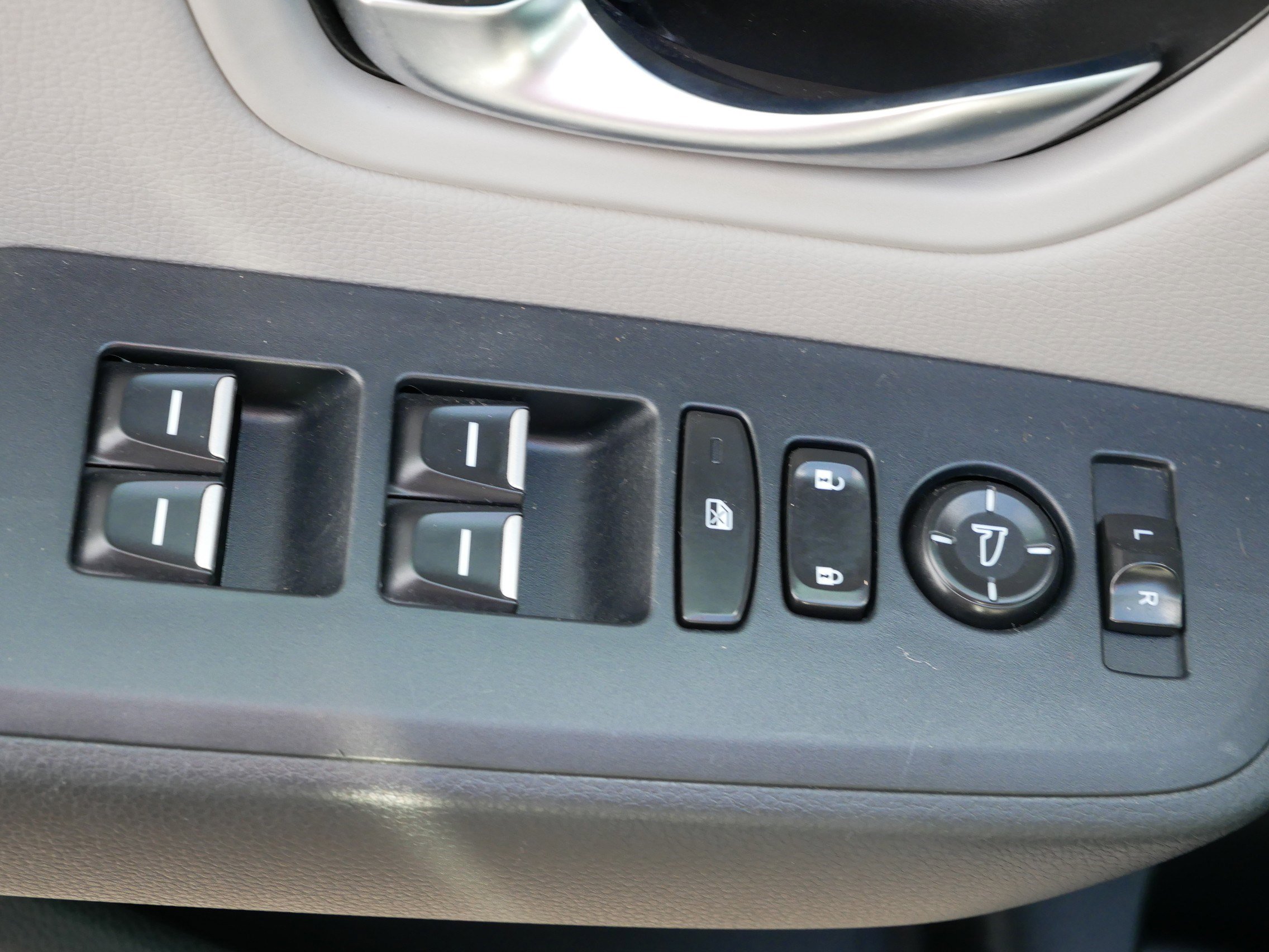 Used 2023 Honda Pilot LX image 19