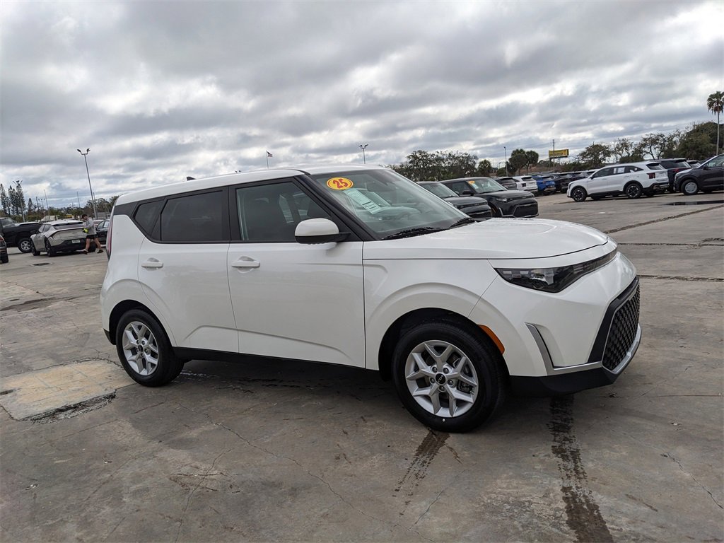 Certified 2025 Kia Soul LX image 2