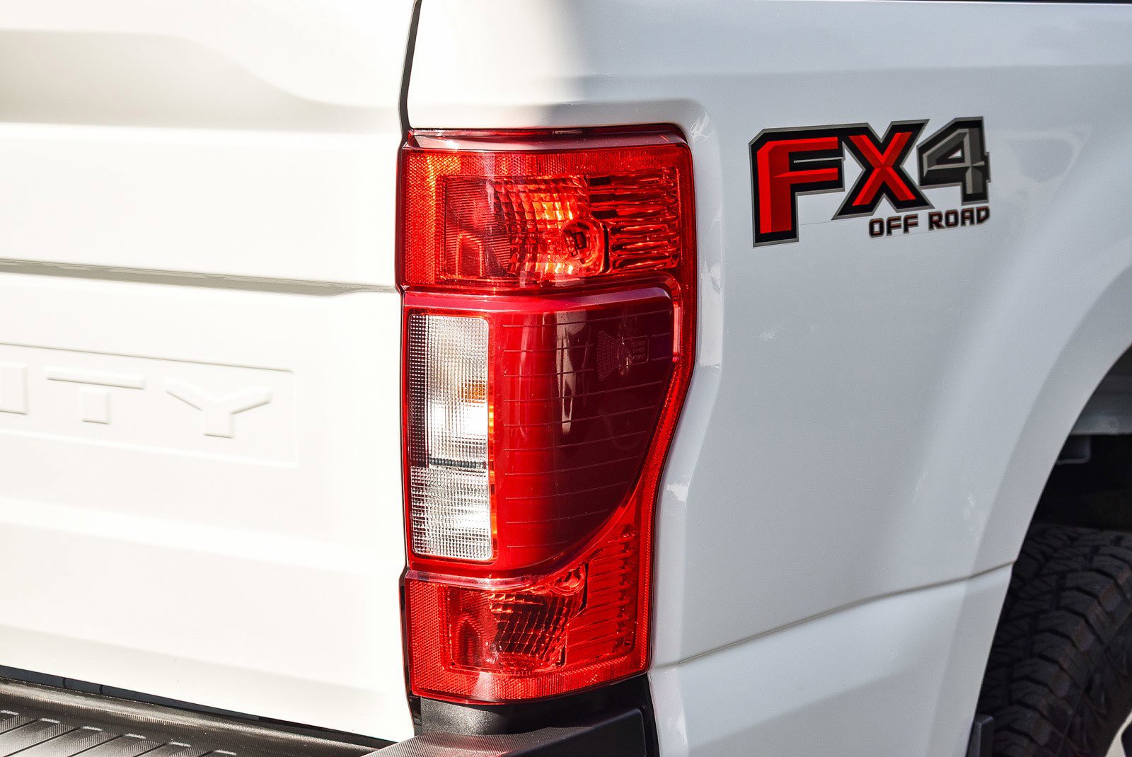 Used 2022 Ford F350 Lariat w/ FX4 Off-Road Package image 7