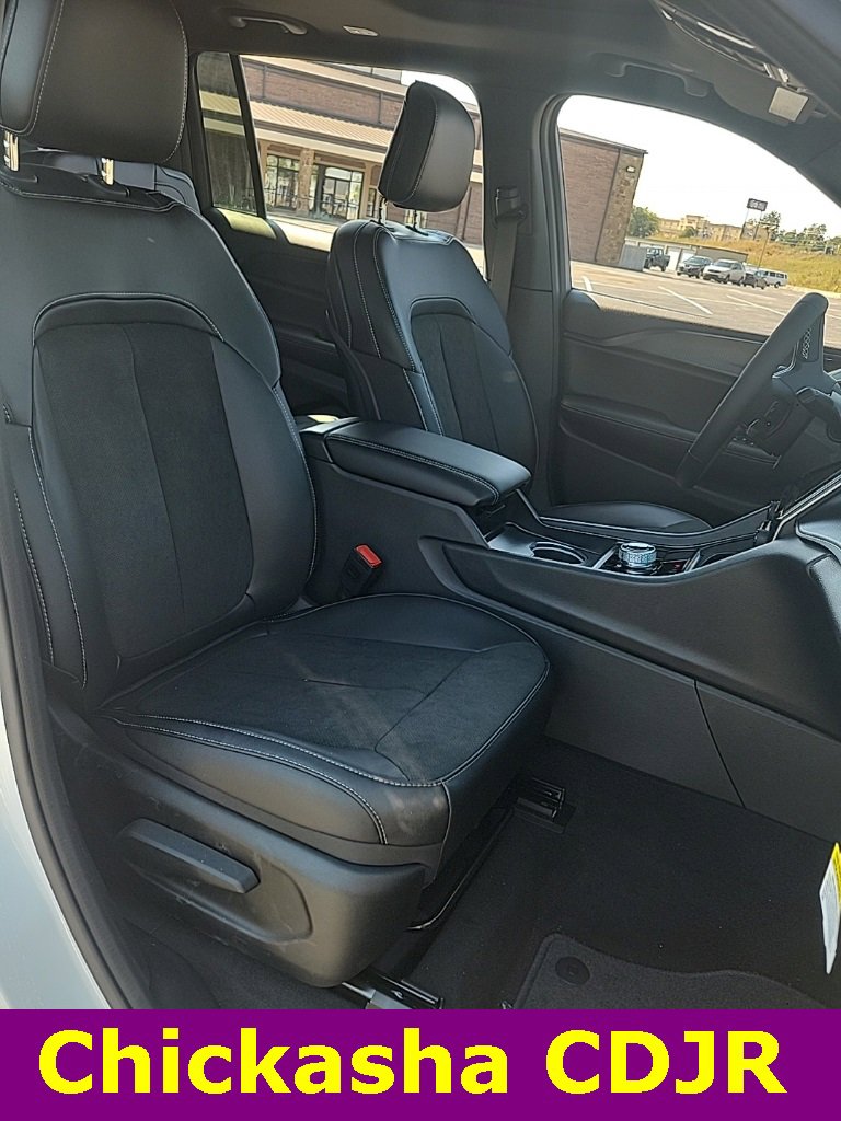 New 2025 Jeep Grand Cherokee L Altitude image 10