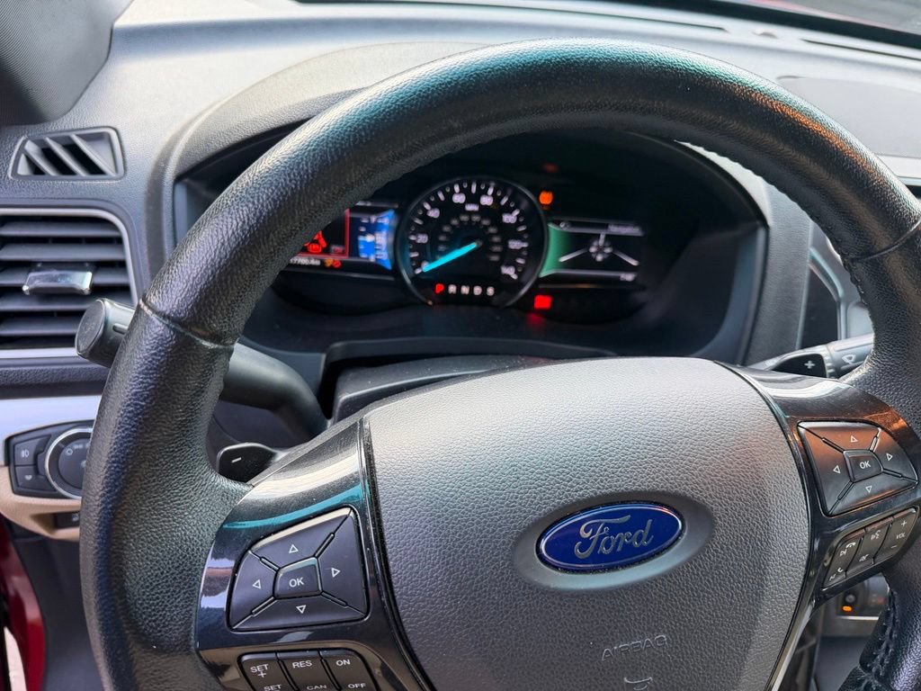 Used 2017 Ford Explorer XLT w/ Equipment Group 202A FWD image 5