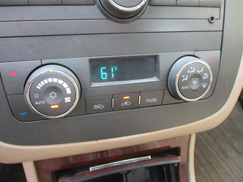 Used 2007 Buick Lucerne CXS w/ Driver Confidence Package FWD image 32