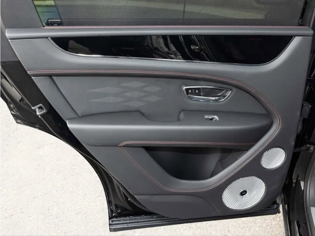 Used 2025 Bentley Bentayga V8 image 54