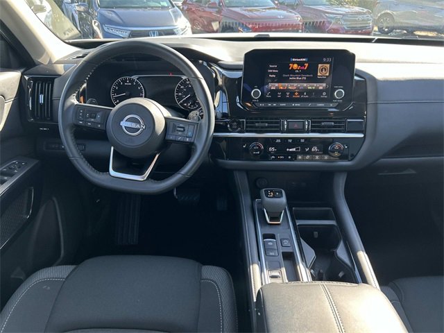 Used 2025 Nissan Pathfinder SV image 17