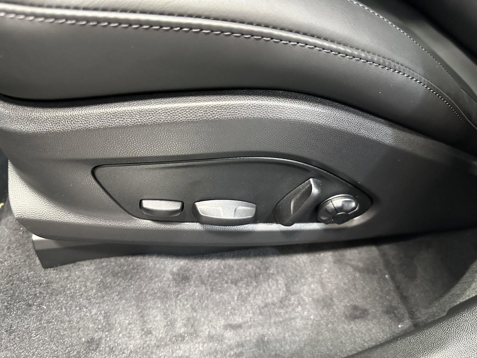 New 2025 Porsche Macan 4S Electric AWD/4WD image 19
