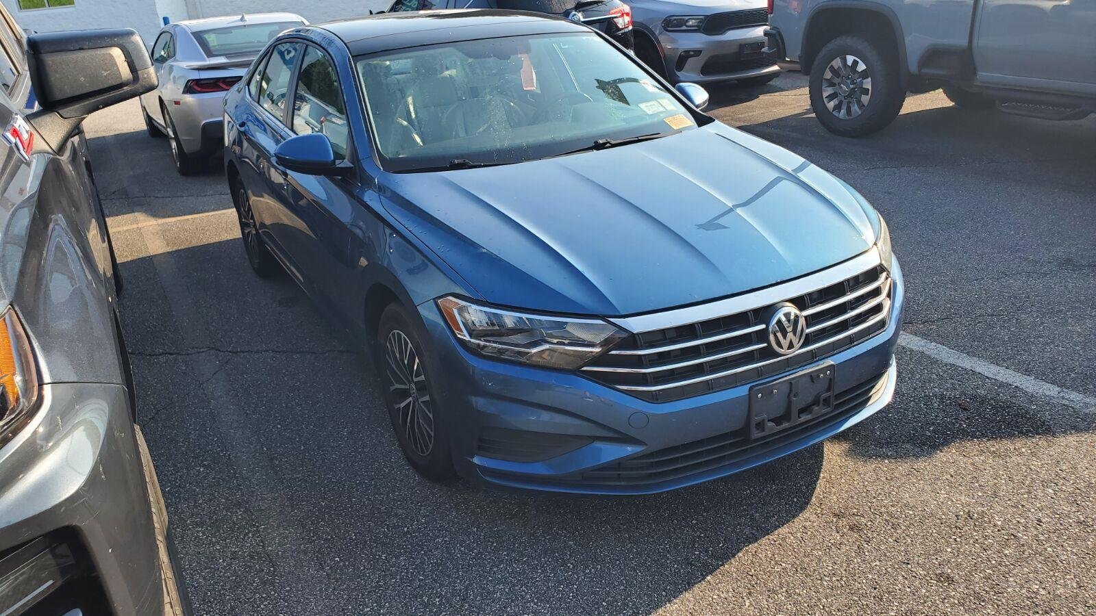 Used 2020 Volkswagen Jetta SE w/ SE Cold Weather Package FWD image 2