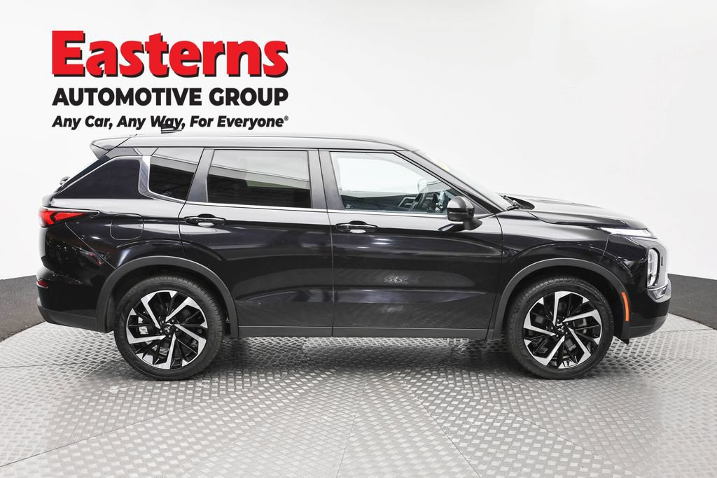 Used 2024 Mitsubishi Outlander SE AWD/4WD image 3
