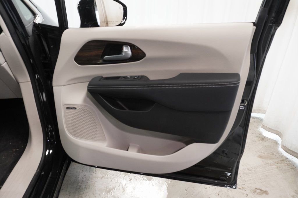New 2023 Chrysler Pacifica Limited w/ Uconnect Theater Family Group image 34