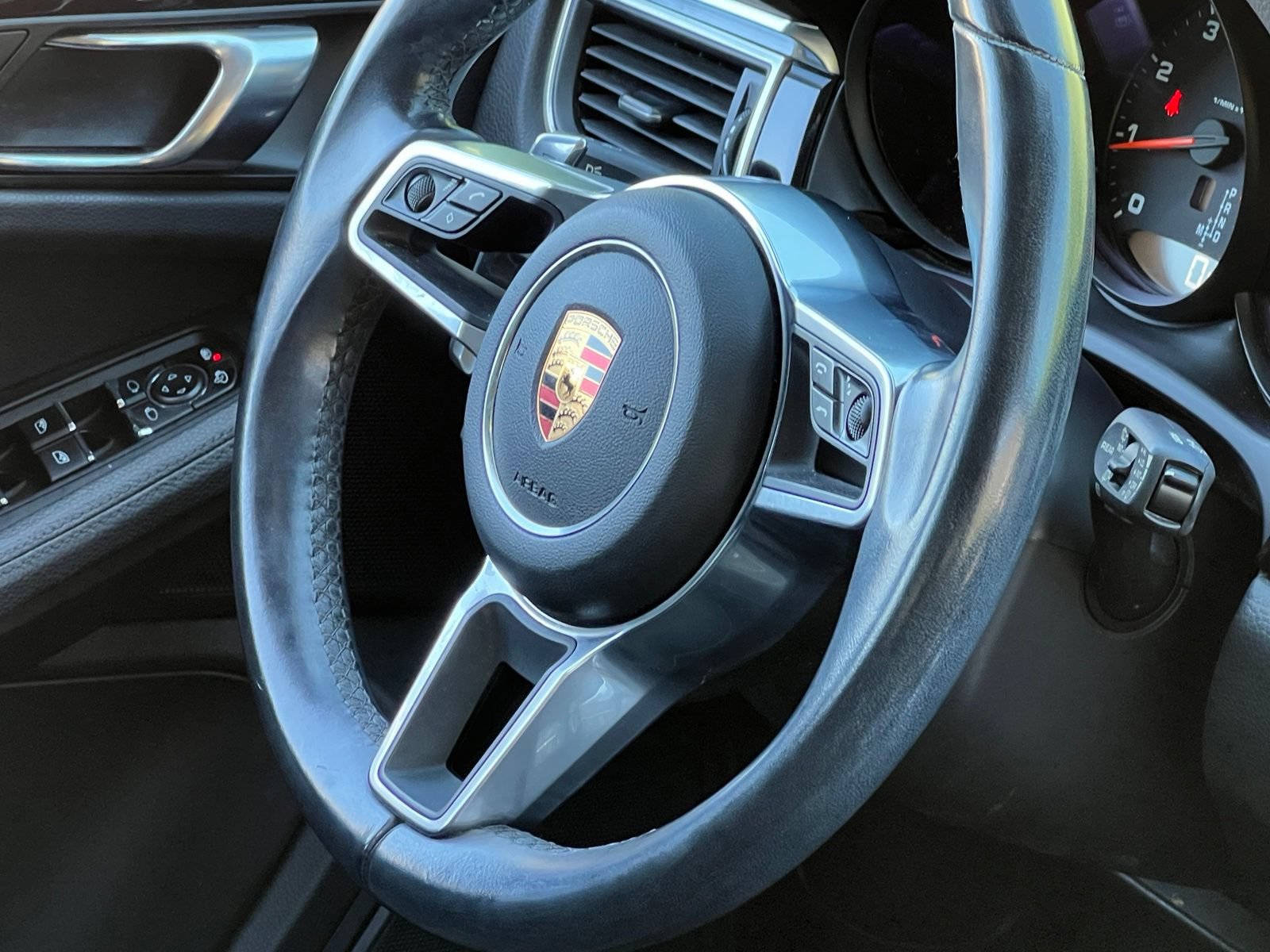 Used 2018 Porsche Macan AWD/4WD image 22