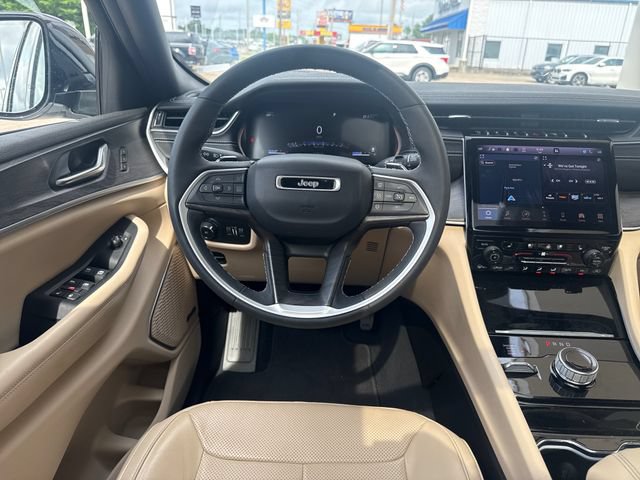 Used 2023 Jeep Grand Cherokee Limited w/ Luxury Tech Group II AWD/4WD image 12