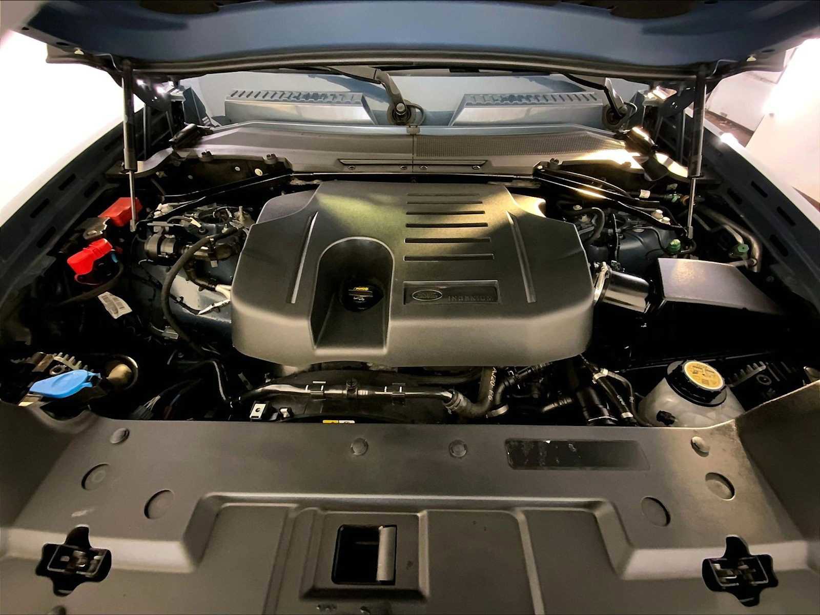 Used 2020 Land Rover Defender 110 SE image 32