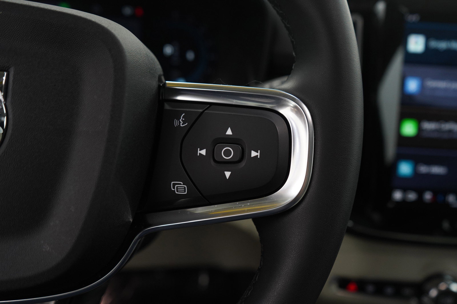 Used 2023 Volvo XC40 B5 Ultimate w/ Protection Package Premier image 19