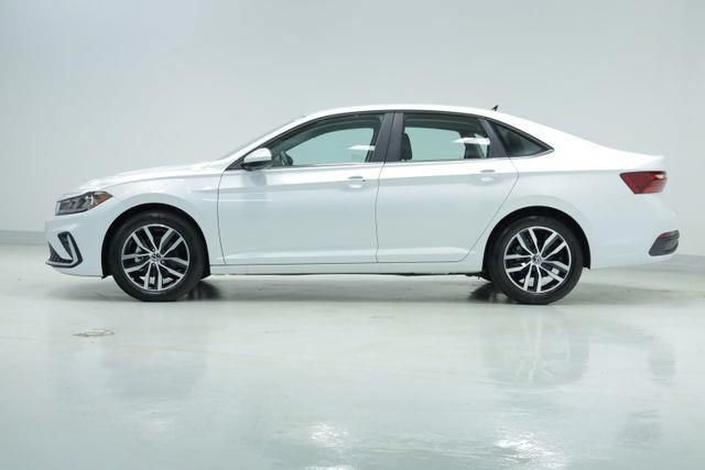 New 2025 Volkswagen Jetta SE FWD image 4