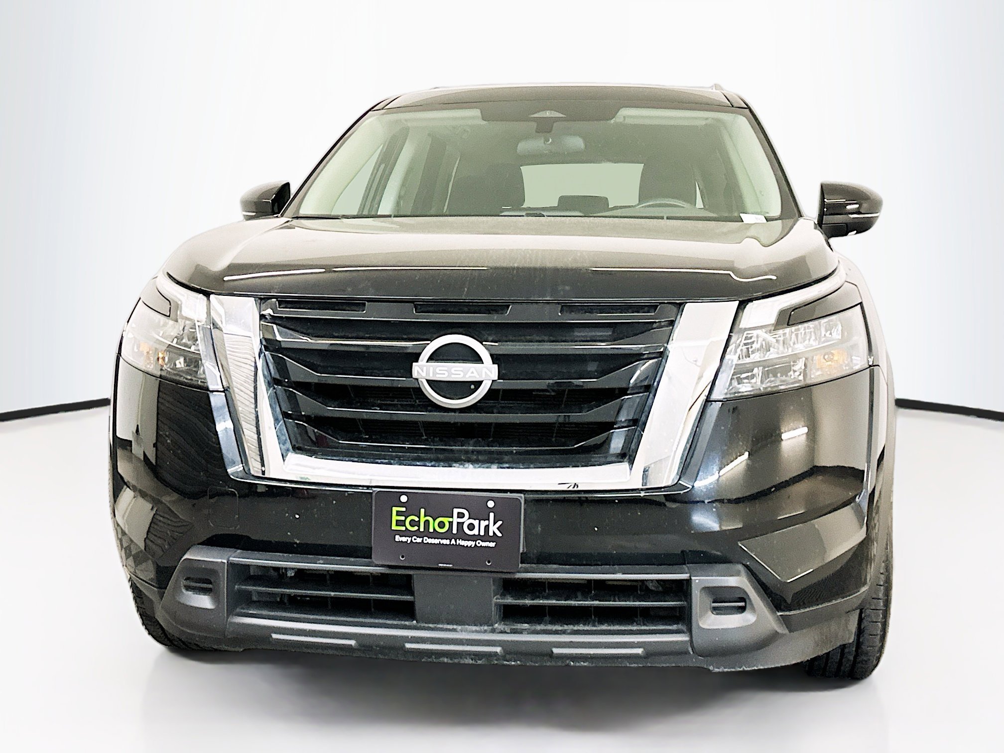 Used 2024 Nissan Pathfinder SV image 2