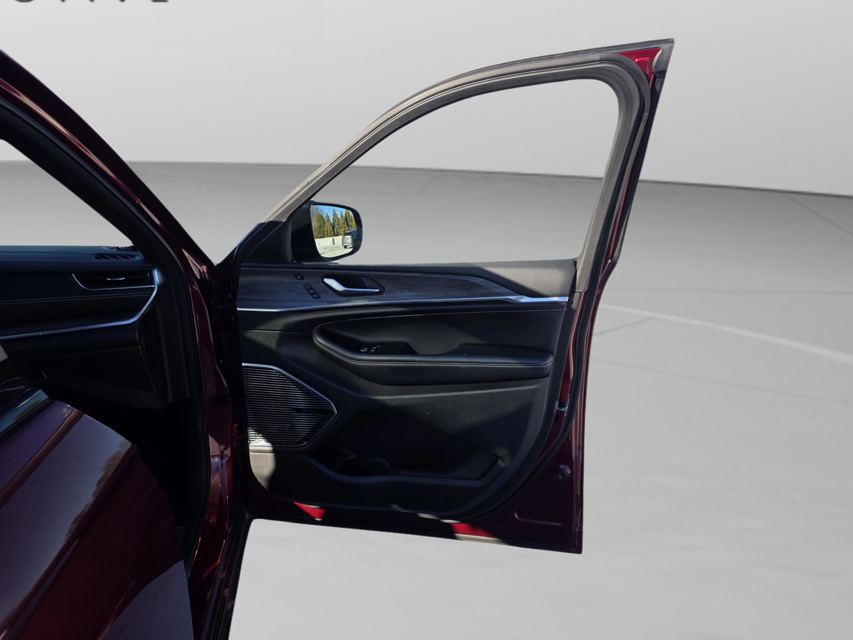 Used 2022 Jeep Grand Cherokee L Overland w/ Advanced Protech Group III image 23