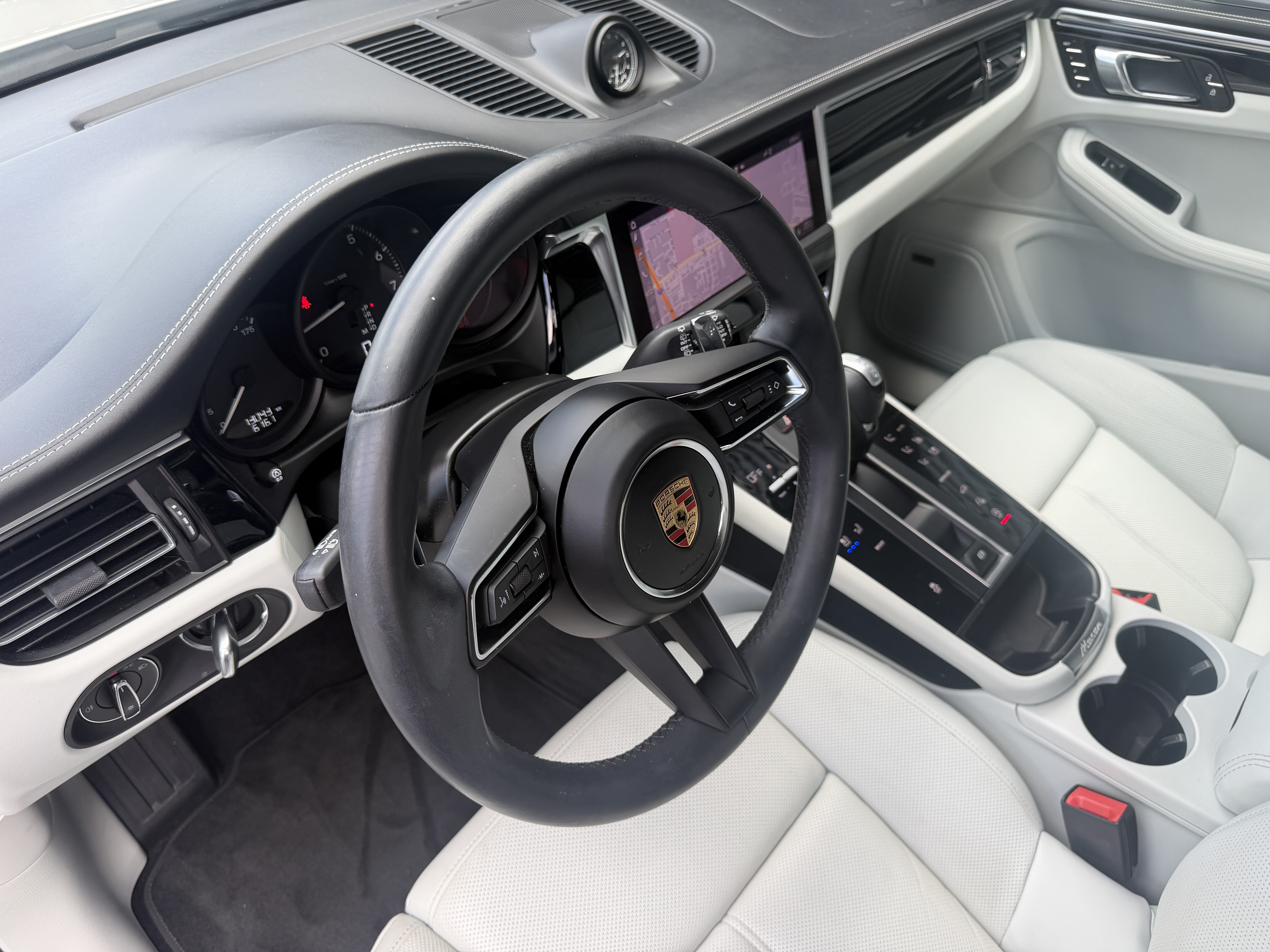 Certified 2024 Porsche Macan AWD/4WD image 4