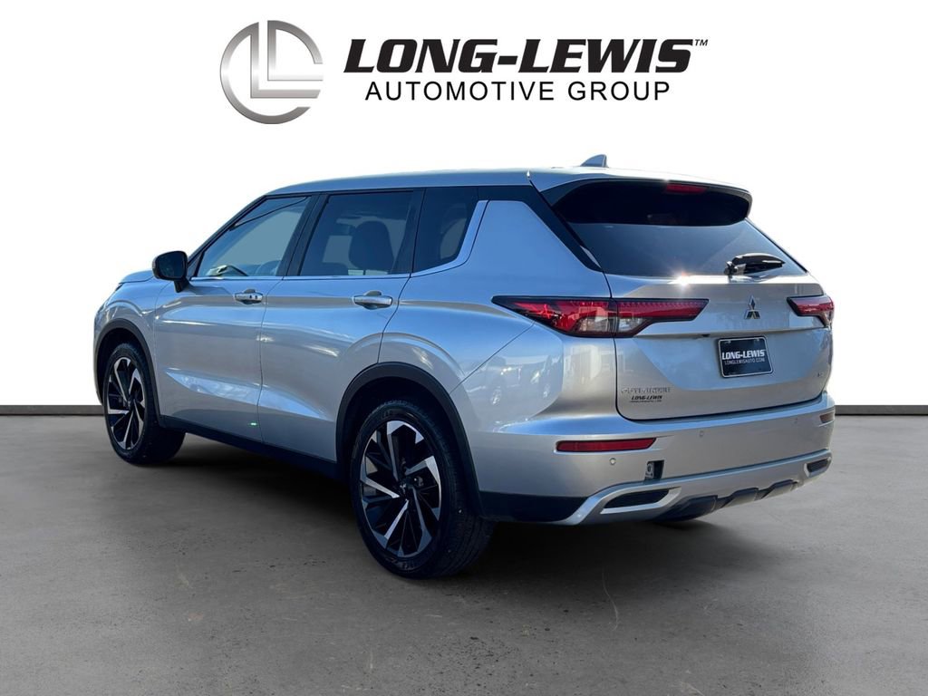 Used 2023 Mitsubishi Outlander SE Black Edition image 3