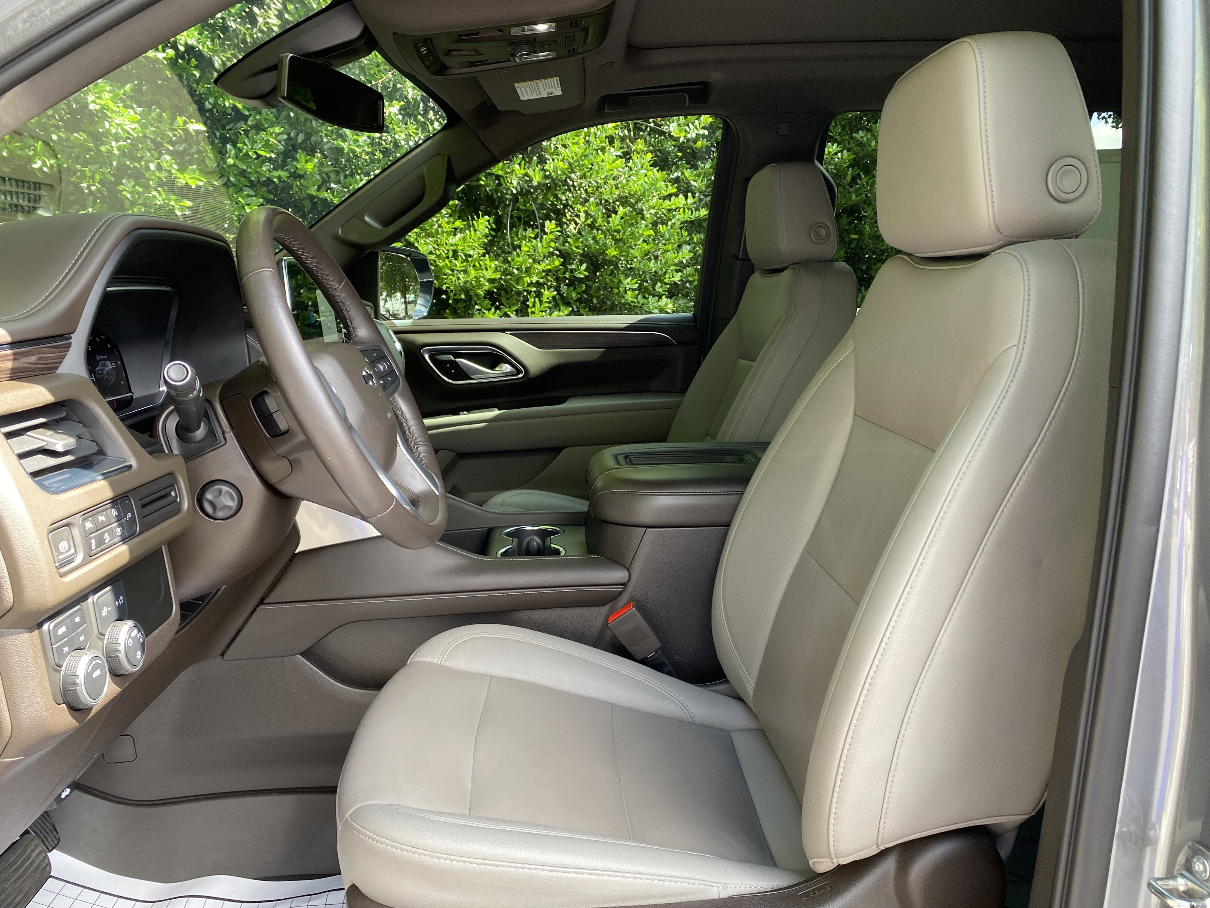 Used 2022 Chevrolet Tahoe Z71 w/ Luxury Package AWD/4WD image 16