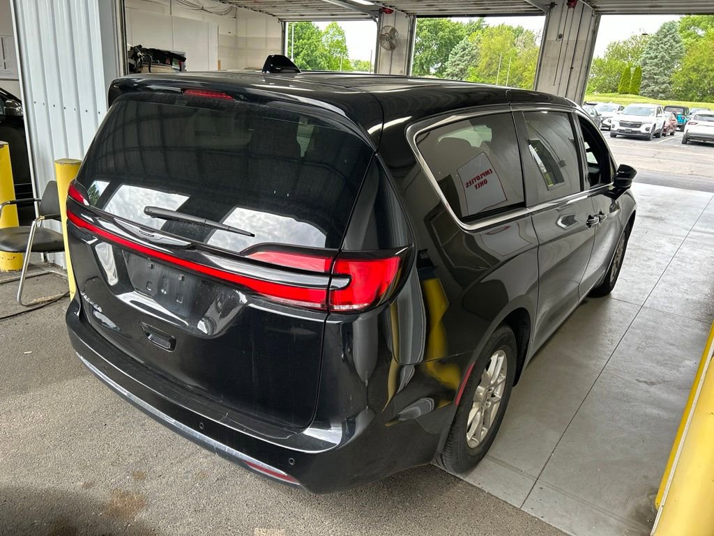 Used 2025 Chrysler Pacifica Select FWD image 6