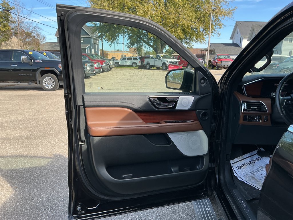 Used 2023 Lincoln Navigator L Reserve AWD/4WD image 5