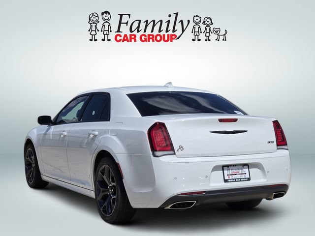 Used 2023 Chrysler 300 Touring L w/ Comfort Group RWD image 3