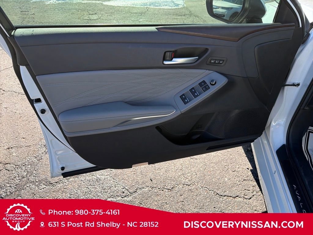 Used 2020 Toyota Avalon Limited image 11