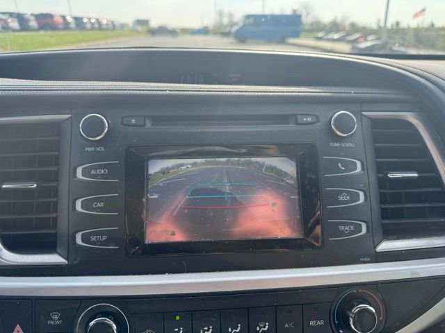 Used 2017 Toyota Highlander LE image 11