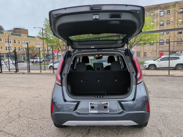 Used 2025 Kia Soul LX w/ LX Technology Package FWD image 12
