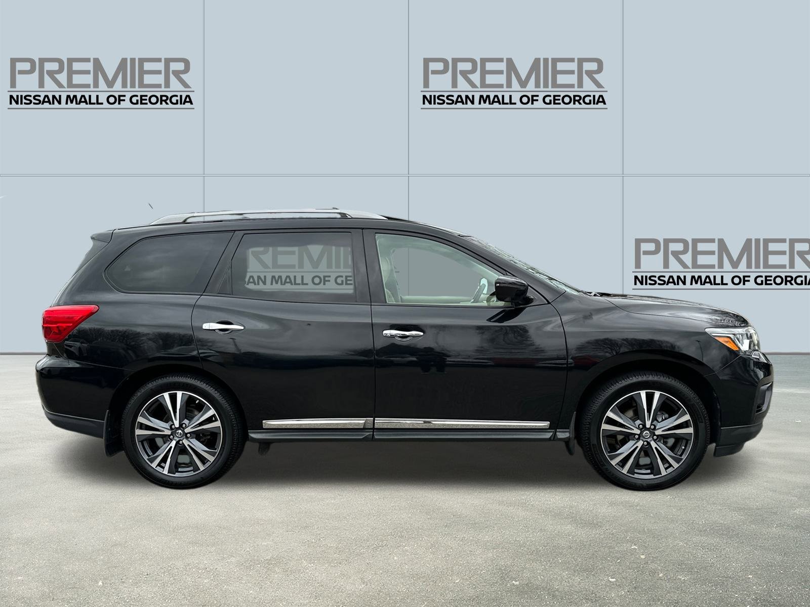 Used 2018 Nissan Pathfinder Platinum image 4