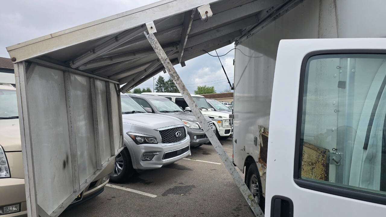 Used 2017 Chevrolet Express 3500 w/ Chrome Appearance Package image 40