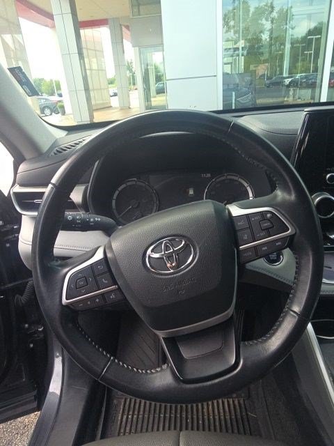 Used 2023 Toyota Highlander LE FWD image 12