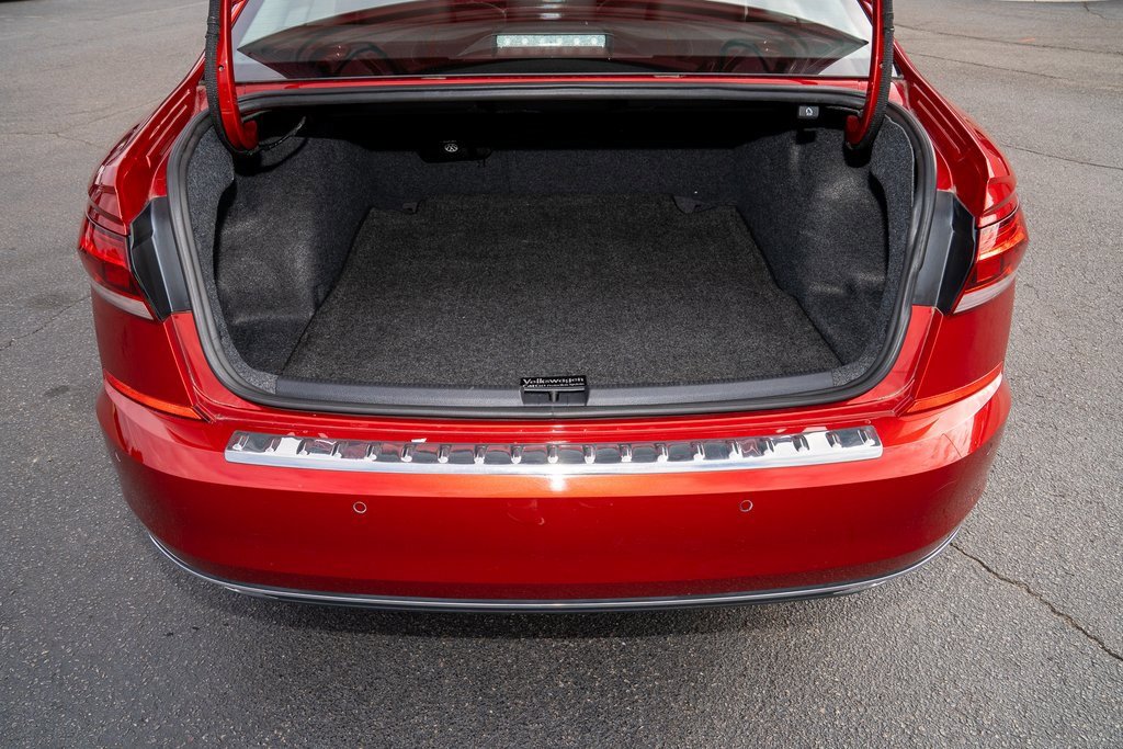 Used 2022 Volkswagen Passat 2.0T image 5