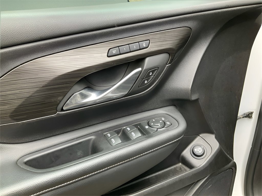 Used 2024 GMC Terrain SLT image 17