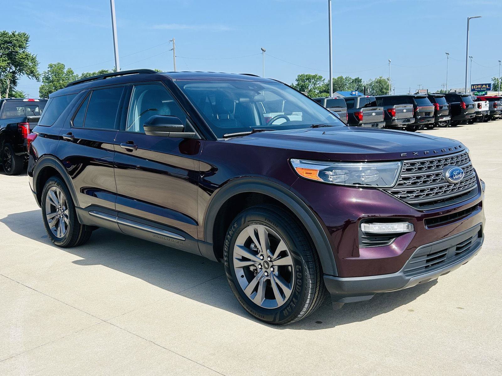 Used 2023 Ford Explorer XLT w/ Equipment Group 202A AWD/4WD image 2