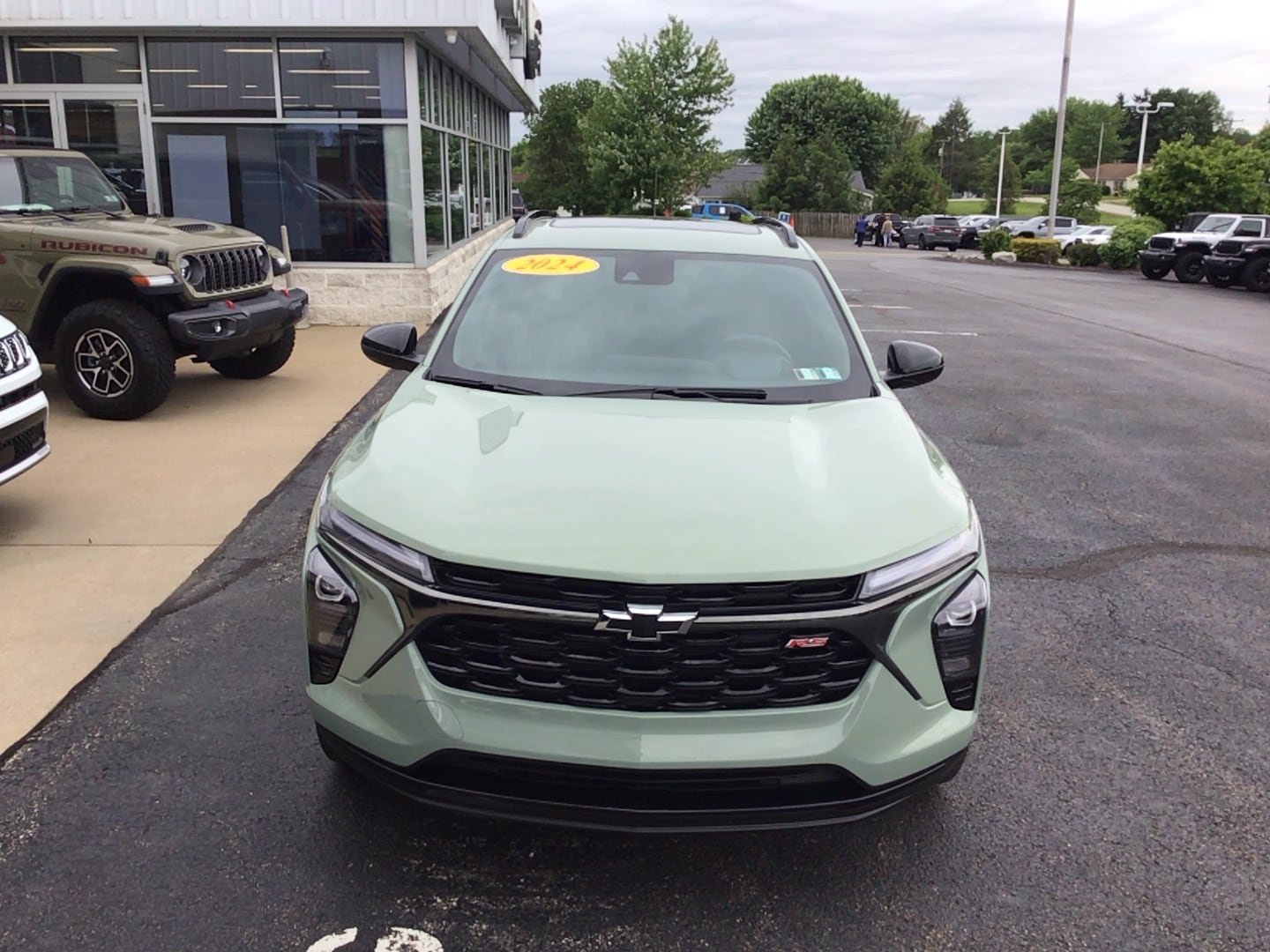 Used 2024 Chevrolet Trax RS w/ Sunroof Package FWD image 2