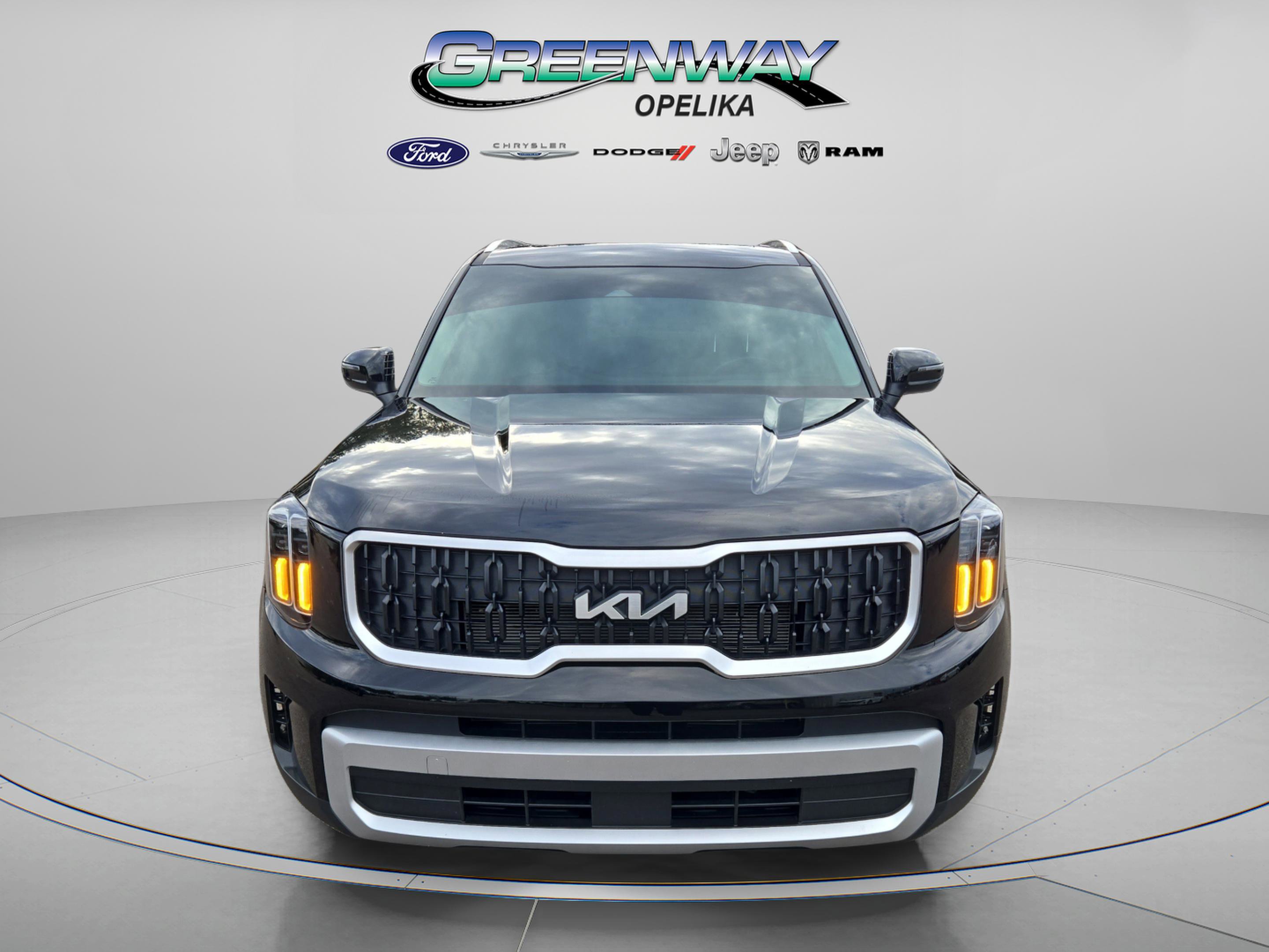 Used 2024 Kia Telluride EX w/ EX Captain's Chair Package image 2