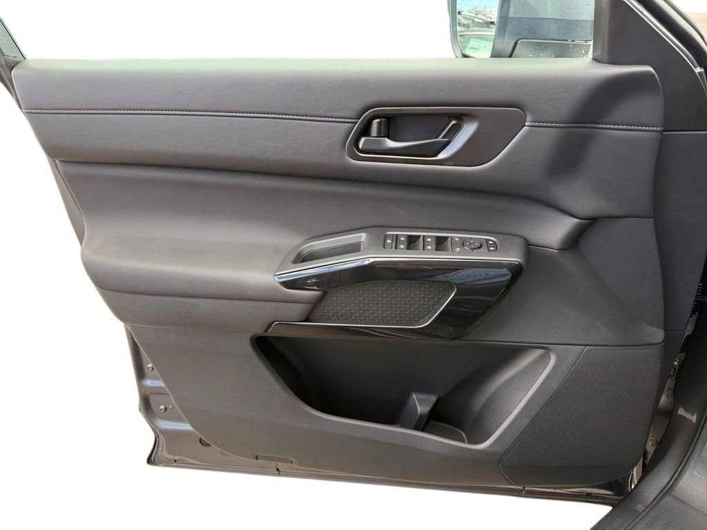 New 2025 Nissan Pathfinder SV w/ Black Appearance Package image 17