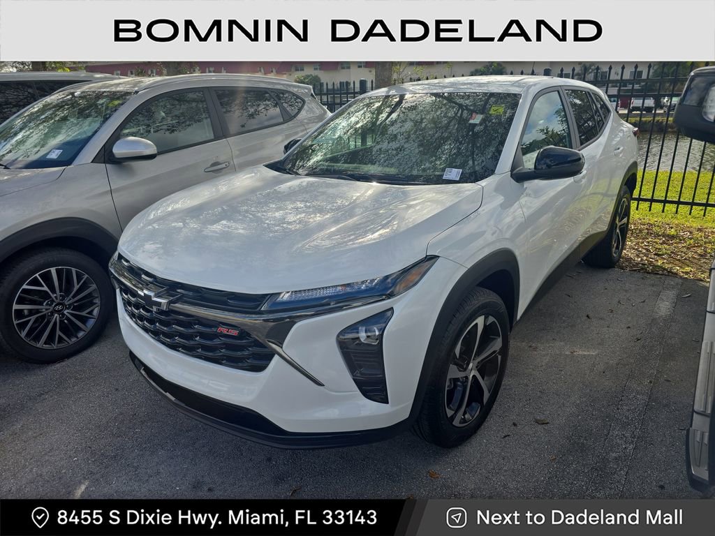 Used 2025 Chevrolet Trax RS w/ Driver Confidence Package image 2