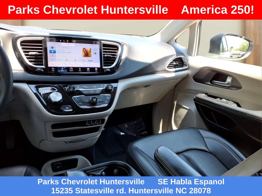 Used 2023 Chrysler Pacifica Touring-L FWD image 24