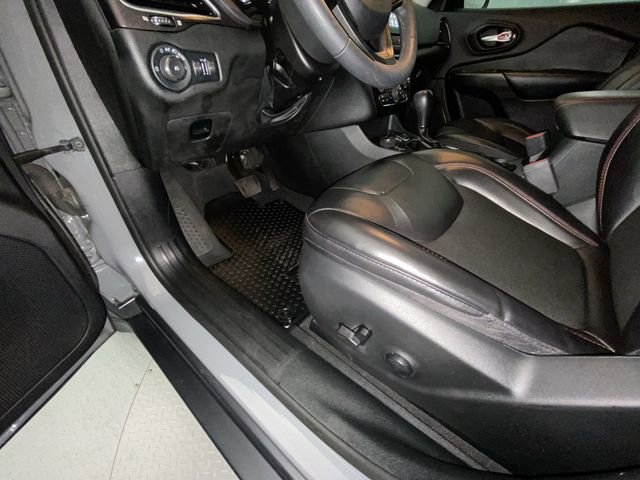 Used 2022 Jeep Cherokee Trailhawk AWD/4WD image 12