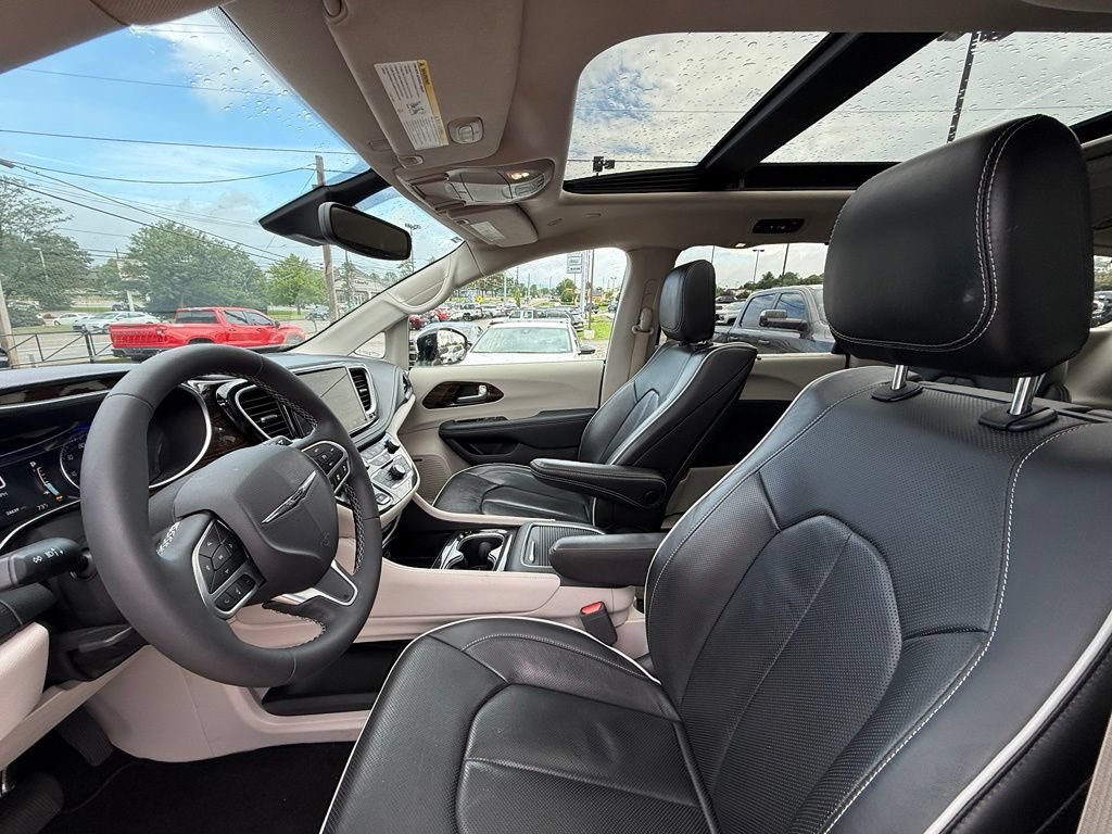 Used 2023 Chrysler Pacifica Limited w/ Uconnect Theater Family Group AWD/4WD image 12
