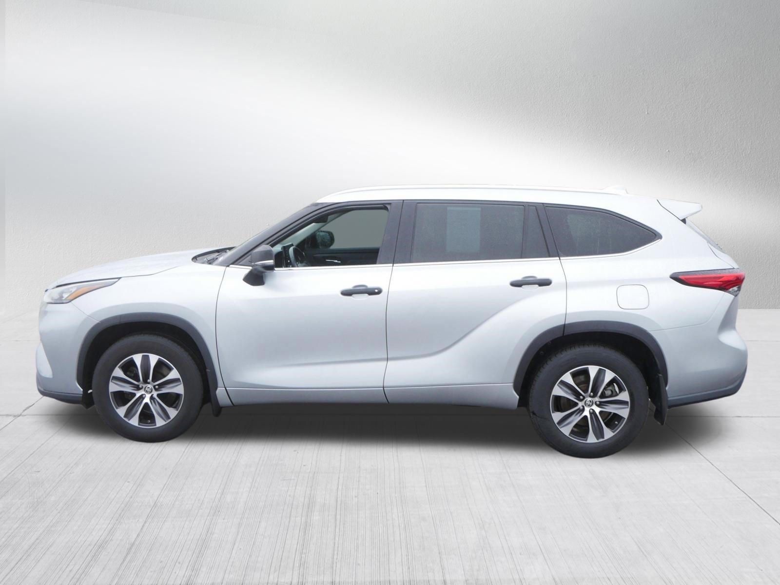 Used 2020 Toyota Highlander XLE AWD/4WD image 4