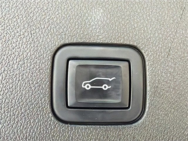 Used 2022 GMC Yukon XL AT4 image 14