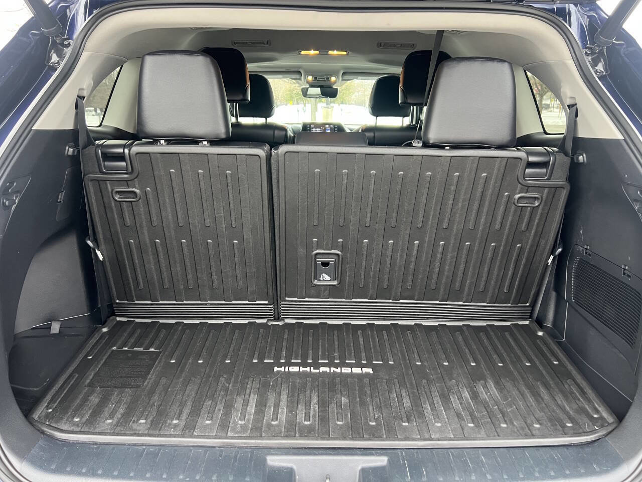 Used 2021 Toyota Highlander XLE image 24