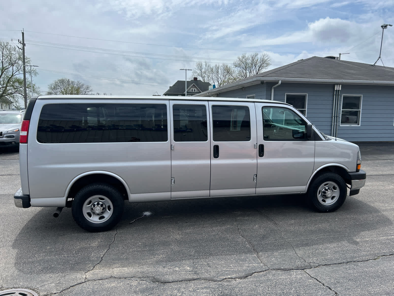 Used 2017 Chevrolet Express 3500 LT w/ LT Preferred Equipment Group RWD image 2