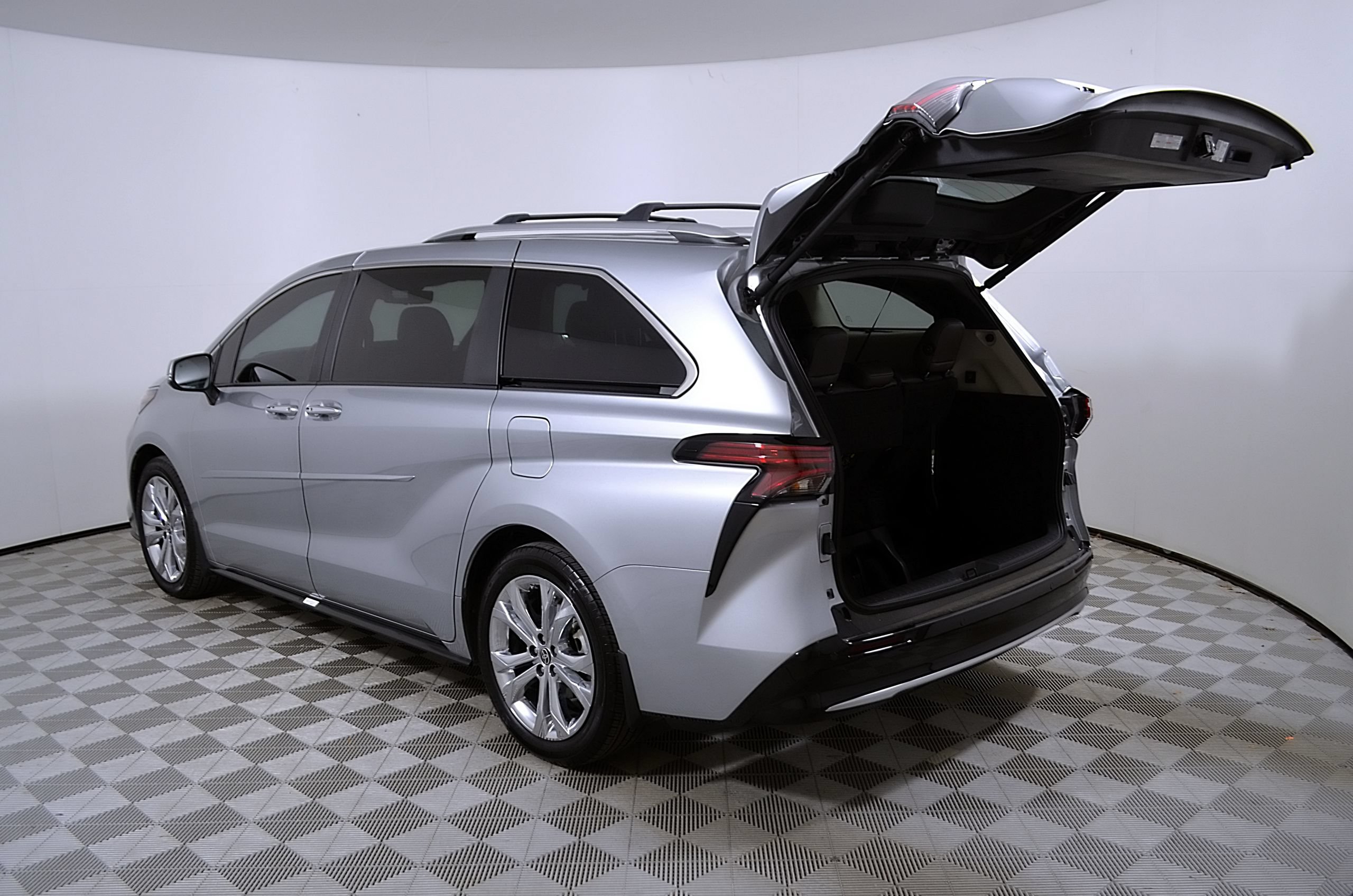Used 2024 Toyota Sienna Platinum FWD image 11