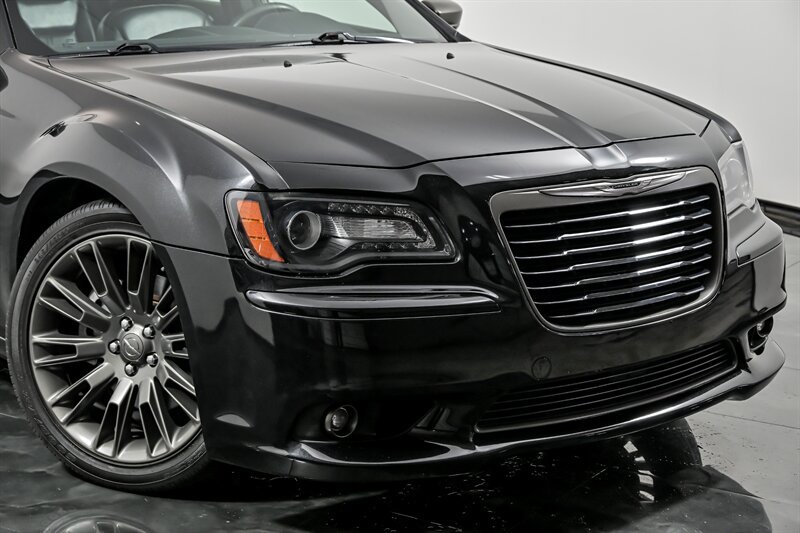 Used 2013 Chrysler 300 C RWD image 2