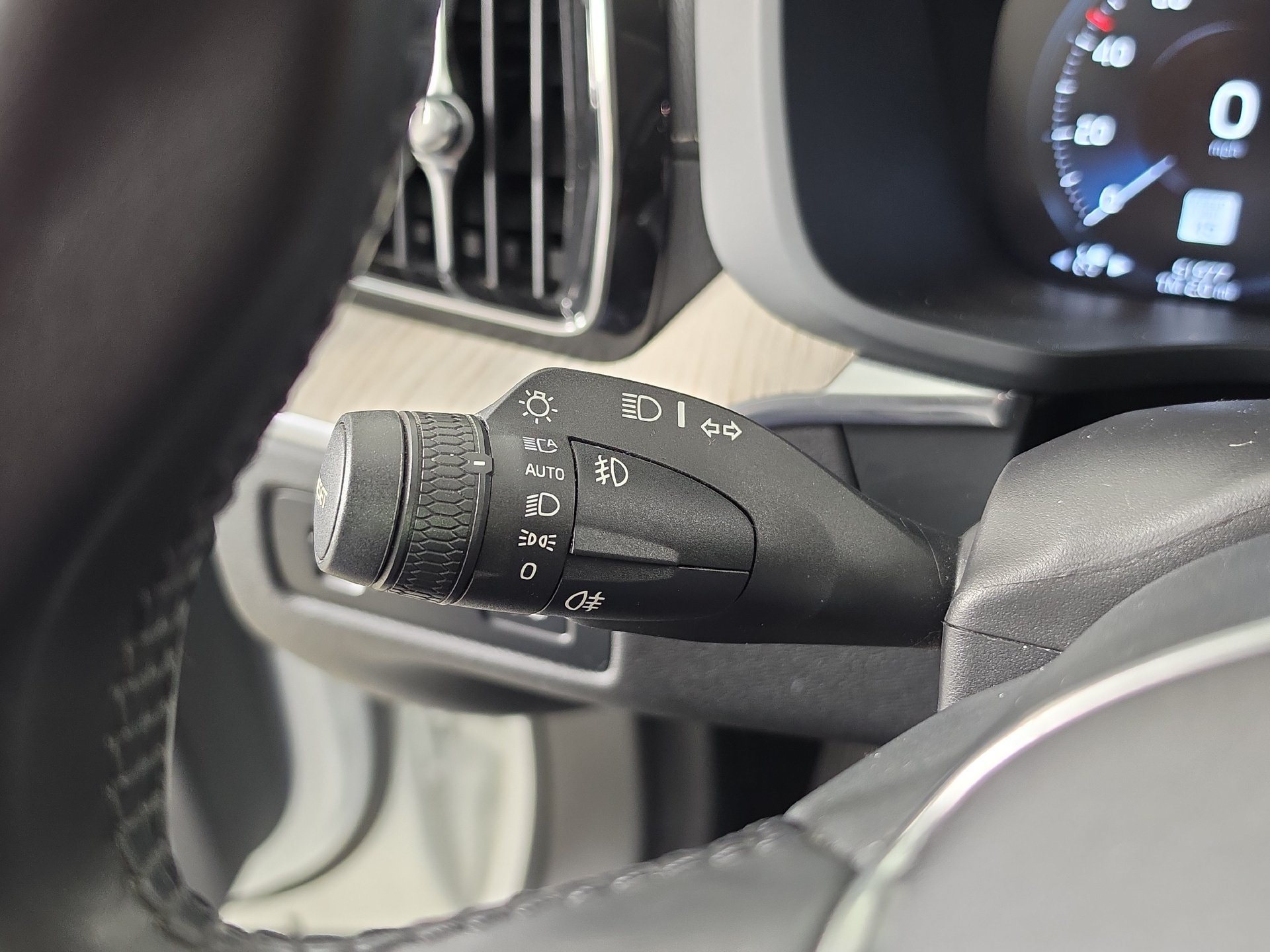 Used 2018 Volvo XC60 T6 Inscription w/ Convenience Package AWD/4WD image 13