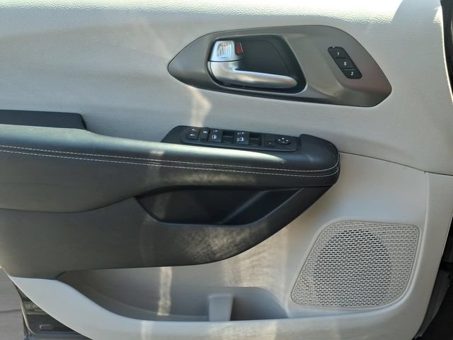 Used 2024 Chrysler Pacifica Touring-L FWD image 14