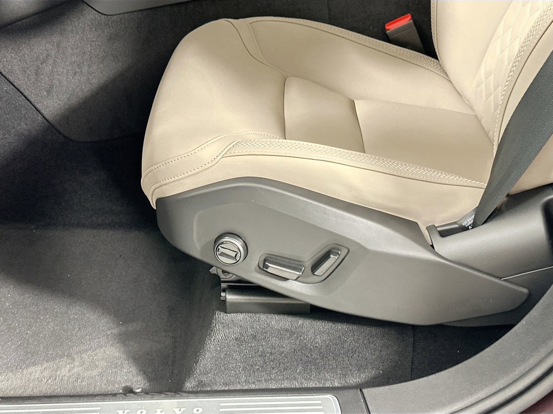 New 2026 Volvo XC90 B5 Plus w/ Protection Package Premier AWD/4WD image 19